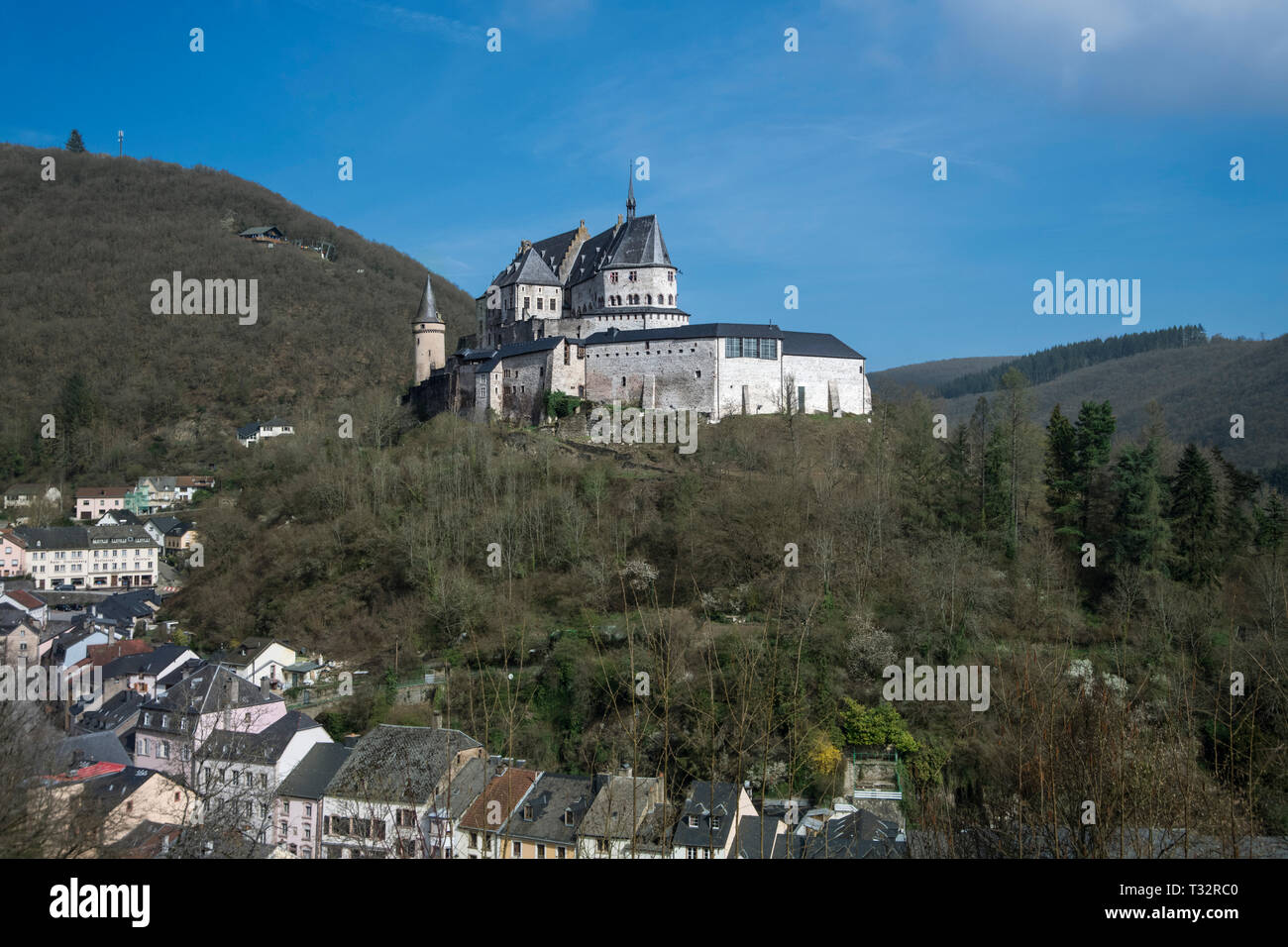 Castillo de Vianden situado sobre una colina en el norte de Luxemburgo. La foto fue tomada en abril de 2019. Foto de stock