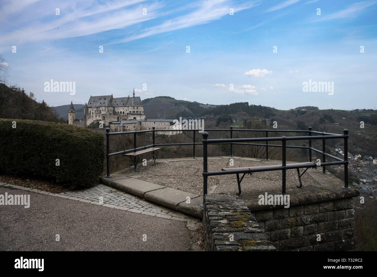 Castillo de Vianden situado sobre una colina en el norte de Luxemburgo. La foto fue tomada en abril de 2019. Foto de stock