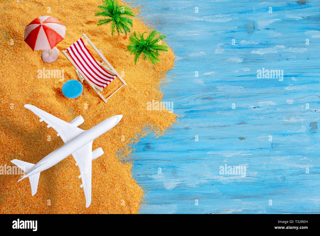 Los aviones más exótica playa con espacio de copia. Playa en miniatura con  tumbona, palmas y sombrilla, sobre fondo azul. Vacaciones y viajes exóticos  concepto Fotografía de stock - Alamy