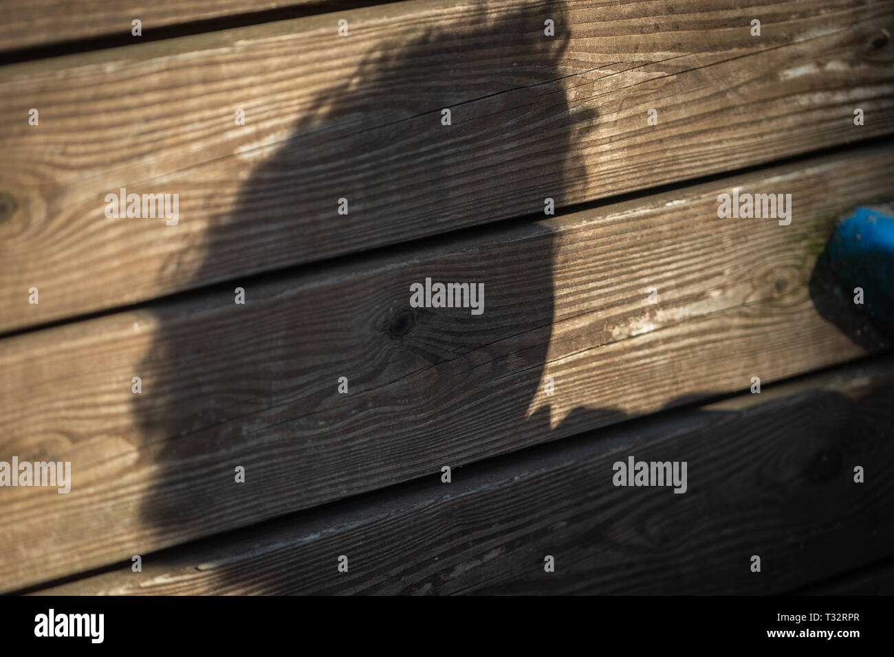 Schatten eines Kindes auf dem Kinderspielplatz. Foto de stock