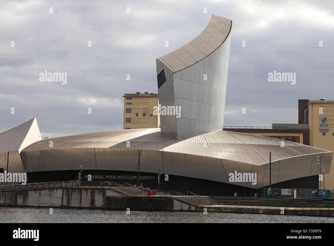 Negocio en Manchester me llevó a la ciudad de los medios de comunicación Salford Quays. Arquitectura desalmada deprimente traer de vuelta a Portland Place y el Centro de televisión Foto de stock