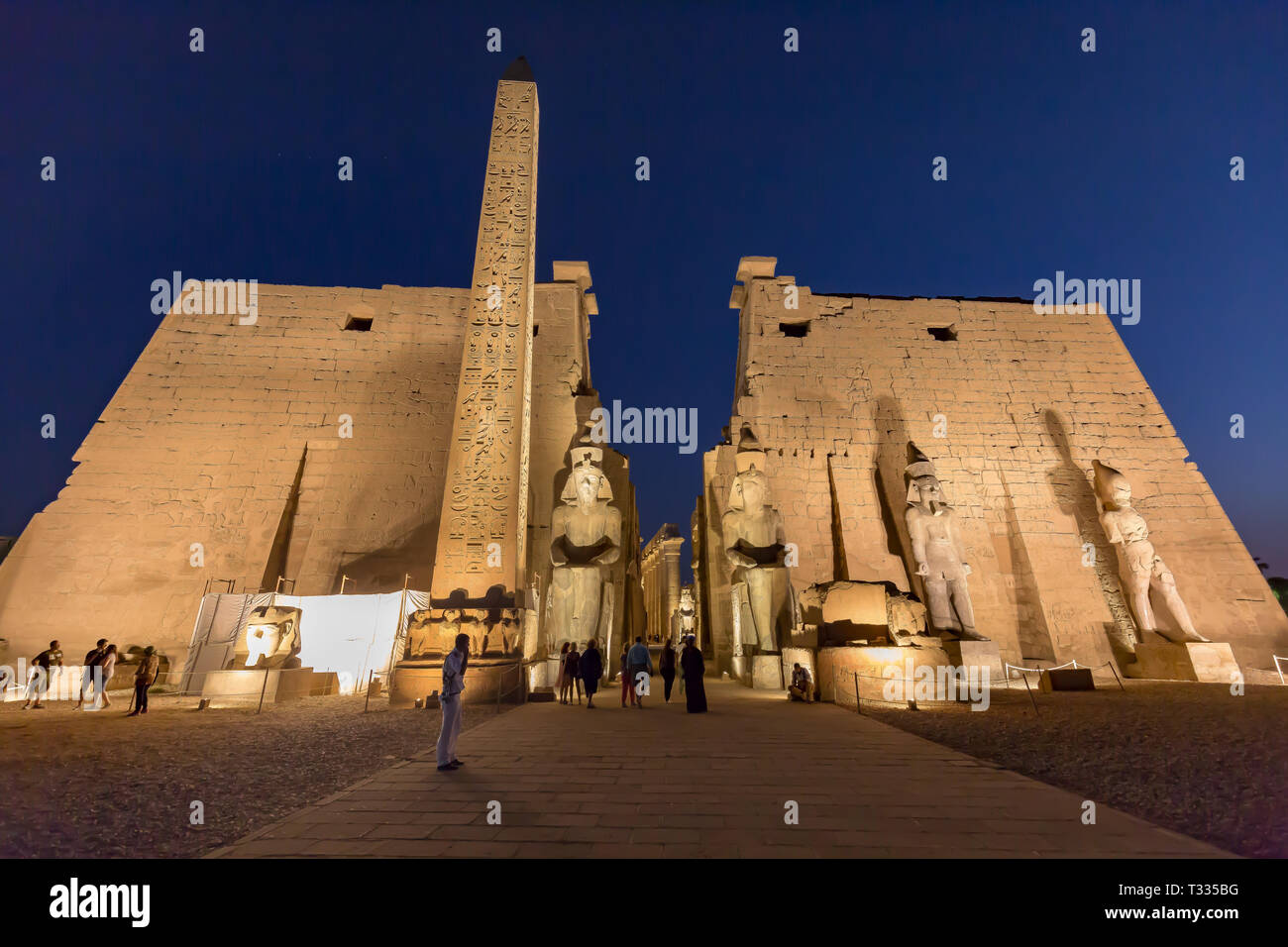 Una vista nocturna del Templo de Luxor en Egipto Foto de stock