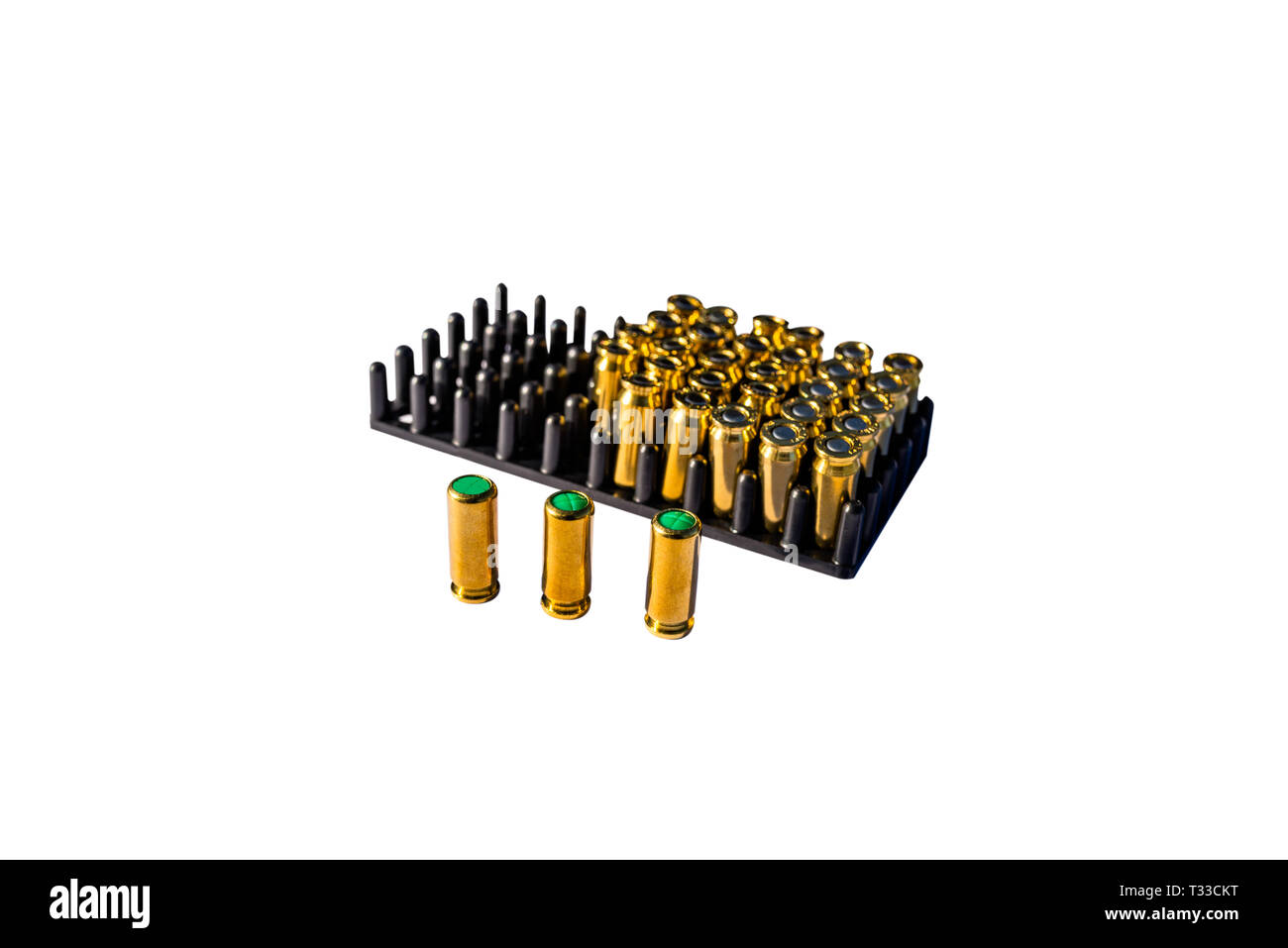 Un montón de ciegos cartuchos para armas en el paquete con 8 mm de calibre, aislado en un fondo blanco, con un trazado de recorte y espacio para el texto. Foto de stock