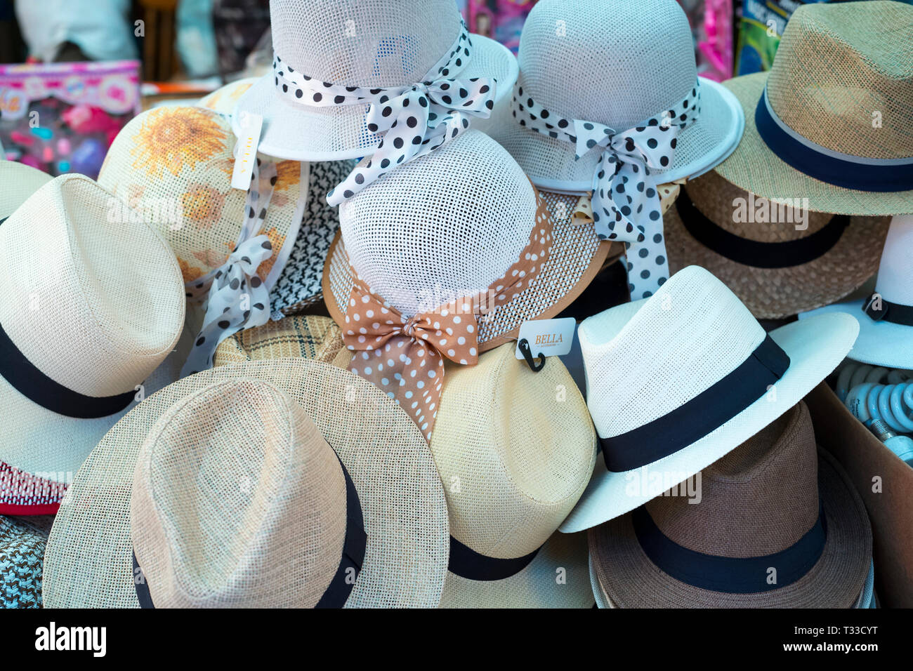 Famosos sombreros y gorros para el sol a la venta en el famoso mercado de  la calle Ballero en Palermo, Sicilia, Italia Fotografía de stock - Alamy