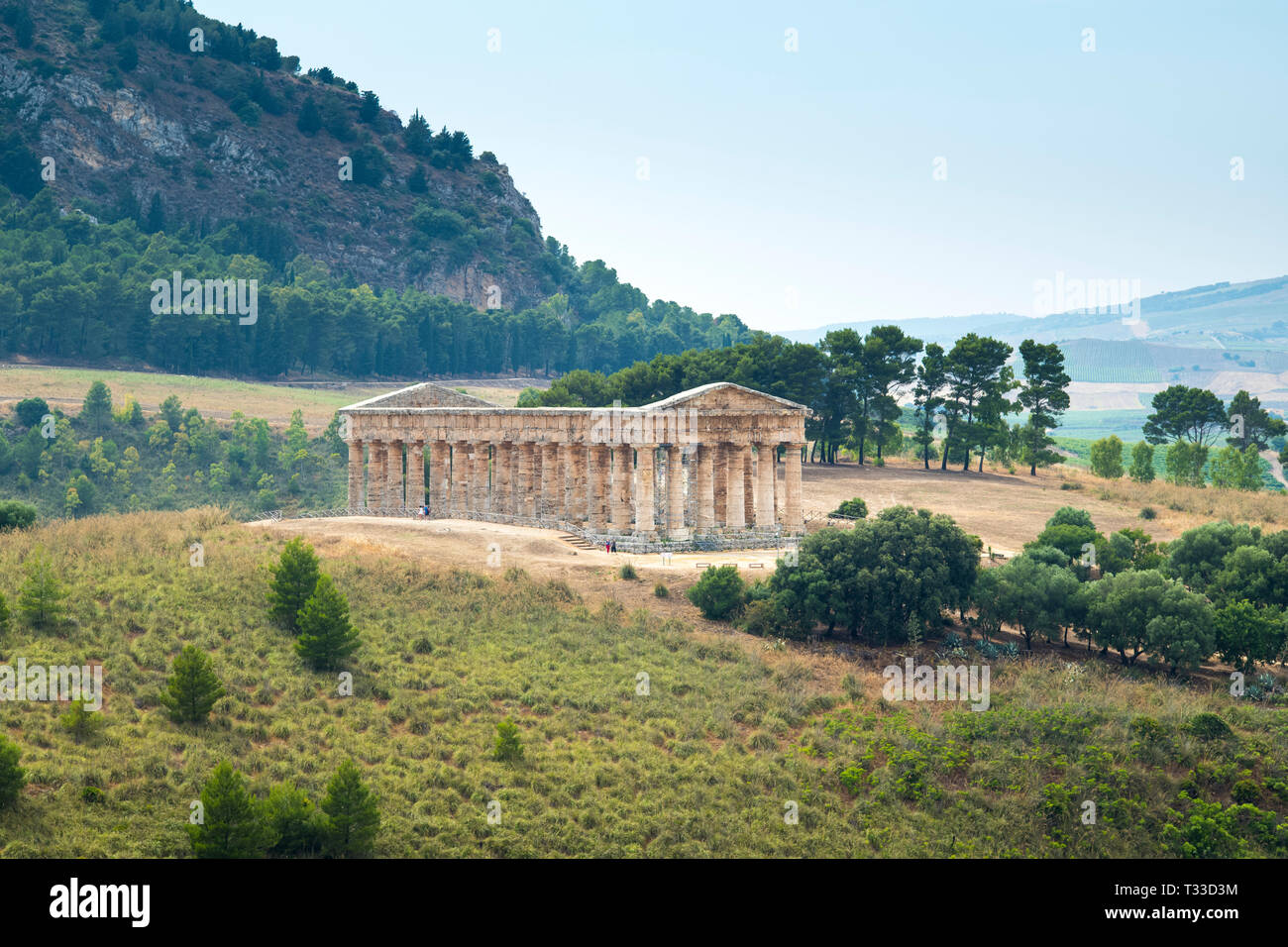 Las antiguas ruinas de la piedra templo dórico de Segesta en el paisaje, Sicilia, Italia Foto de stock