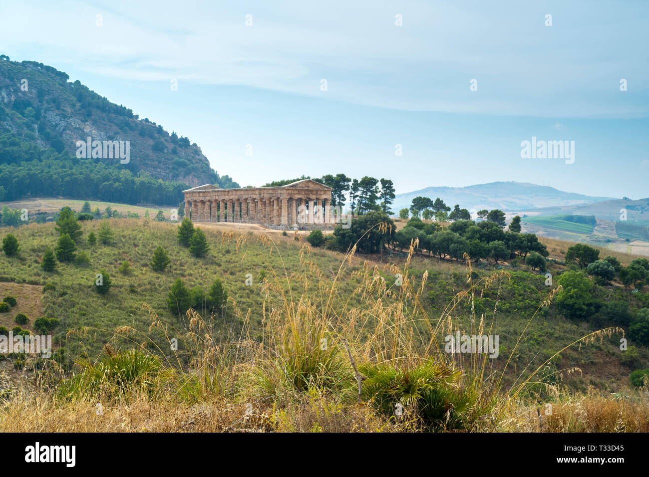 Las antiguas ruinas de la piedra templo dórico de Segesta en el paisaje, Sicilia, Italia Foto de stock