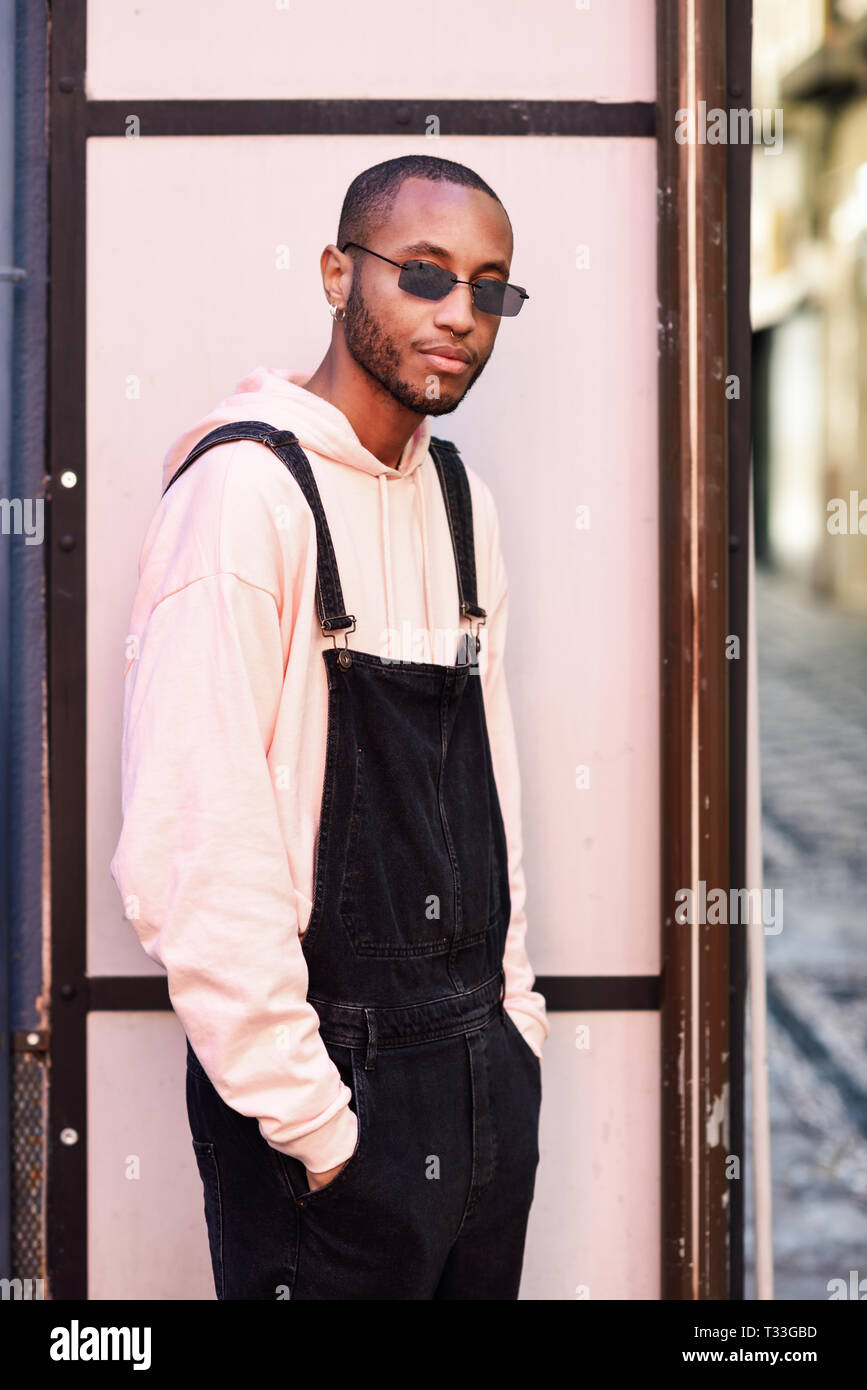 Camisa rosa pantalon negro fotografías e imágenes de alta resolución - Alamy