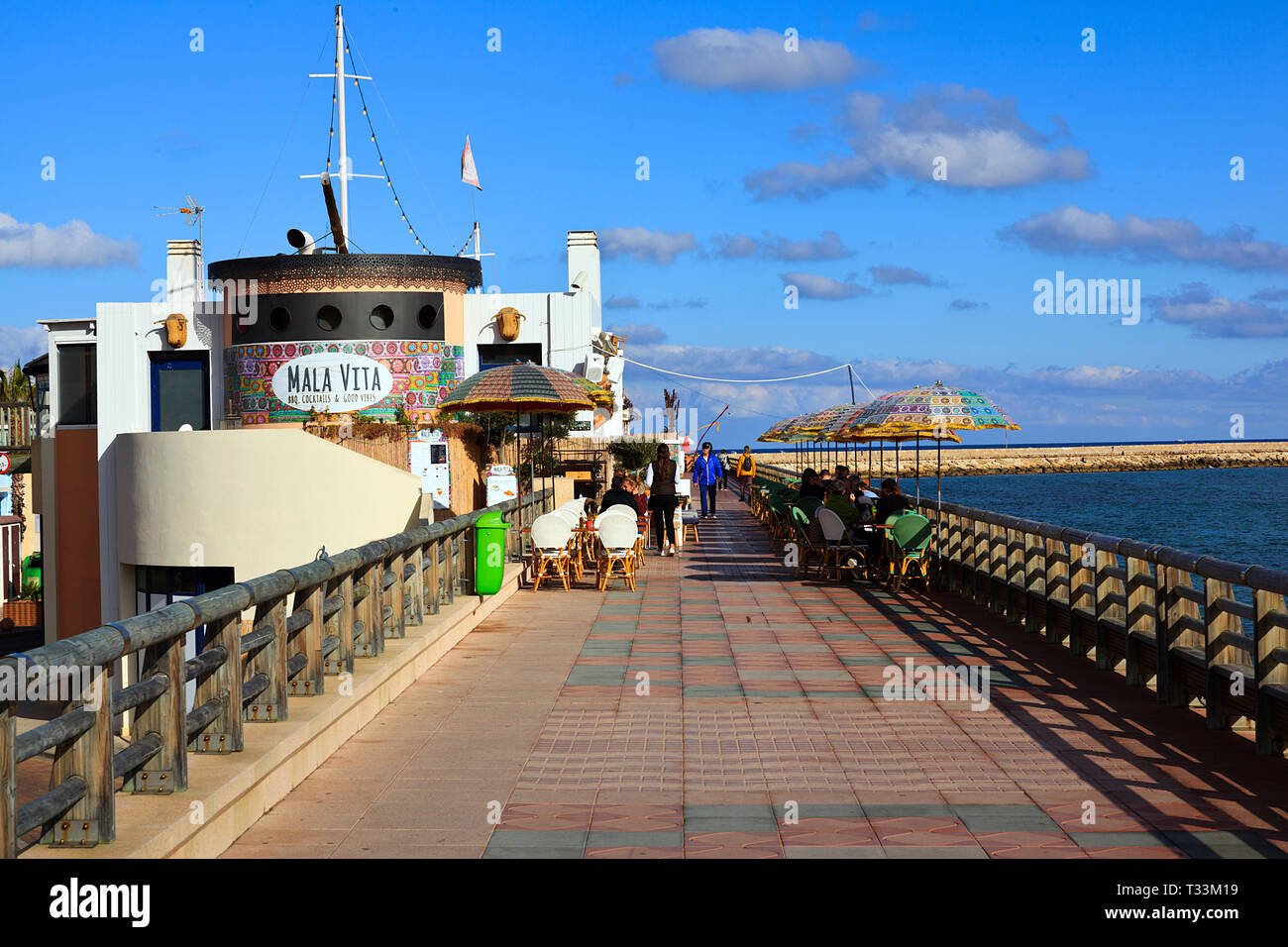 Café bar en el muelle de la Marina en el puerto de Dénia en la Costa  Blanca, España Fotografía de stock - Alamy