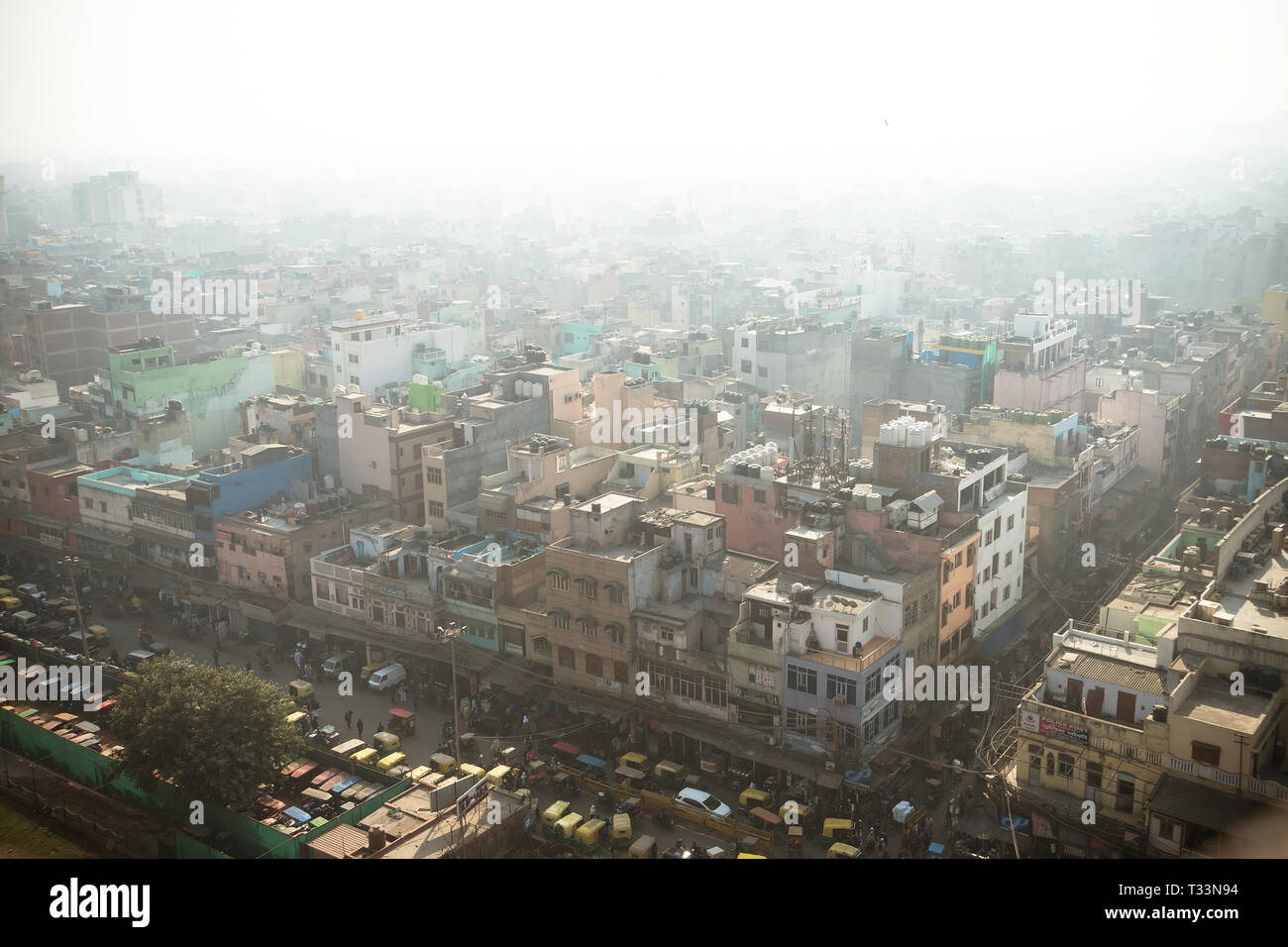 Vista superior de la calle de la ciudad en el barrio pobre de Nueva Delhi. La contaminación del aire y el smog en ciudades superpobladas. Foto de stock