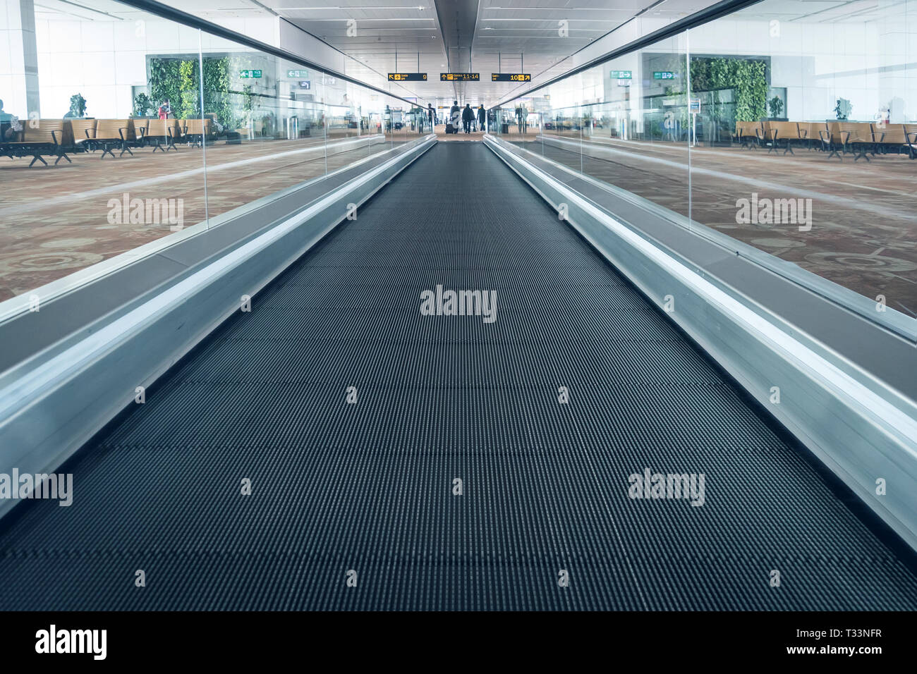 Escaleras mecánicas en el aeropuerto. Escalera interior del aeropuerto Pudong de India. Foto de stock