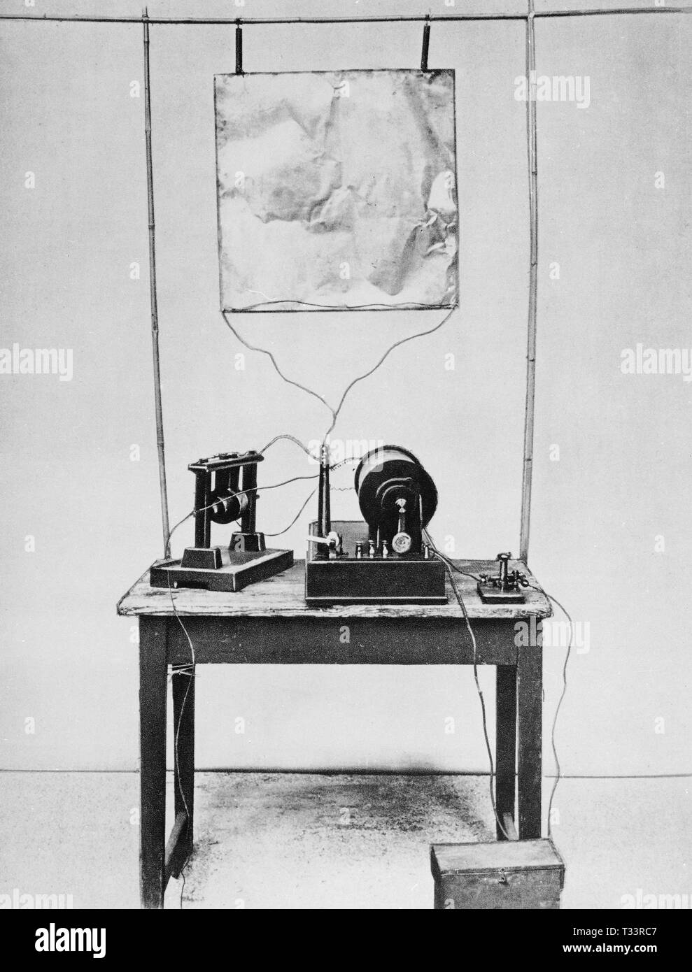 PRIMERA RADIO DE MARCONI inventada en 1897. Autor: Guglielmo Marconi  Fotografía de stock - Alamy