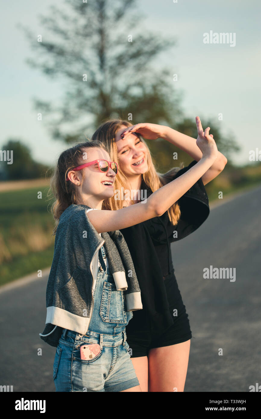 camino Arancel nuestra Feliz sonriente adolescente niñas divertirse caminando afuera, colgantes,  pasar tiempo juntos en el día de verano Fotografía de stock - Alamy