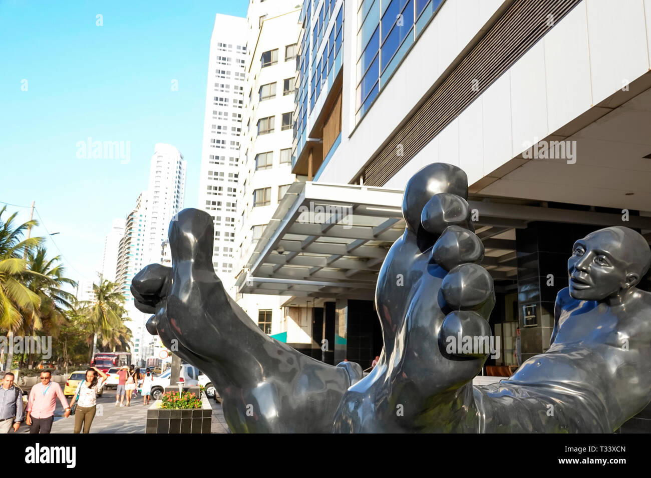 Colombia, Cartagena, Bocagrande, Centro Comercial Nao plaza centro comercial interior, entrada, escultura estatua humor, Idan Zareski, Bigfoot, visitas turísticas v Foto de stock