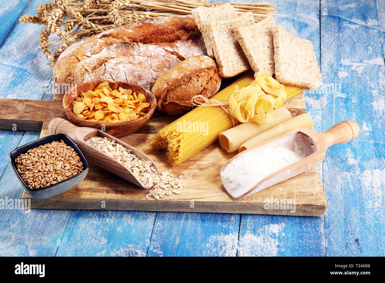 Los productos de granos enteros con carbohidratos complejos en tabla rústica Foto de stock