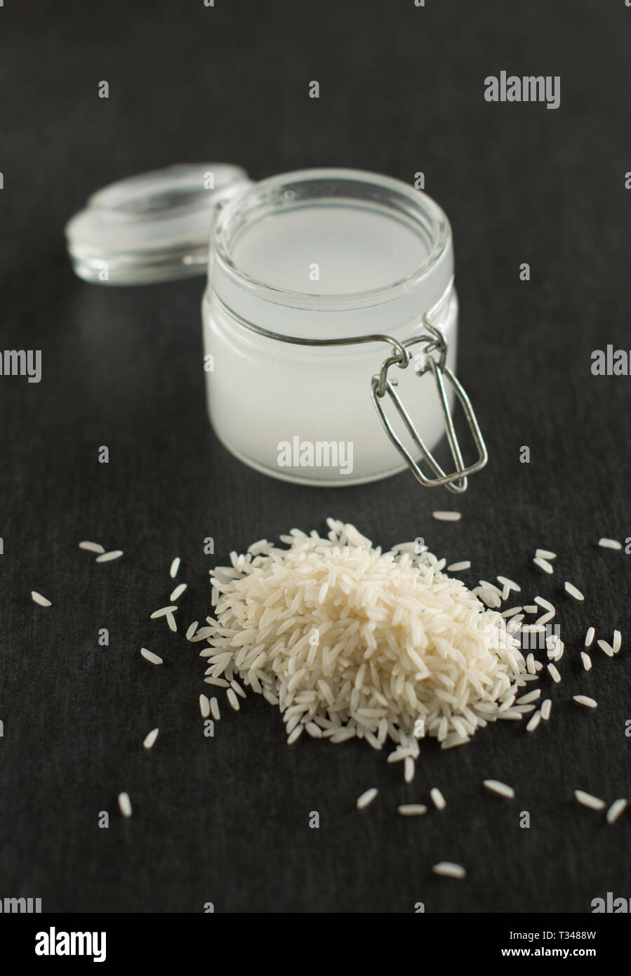 Mason's jarra de agua de arroz como producto de belleza para facial o mascarilla Foto de stock
