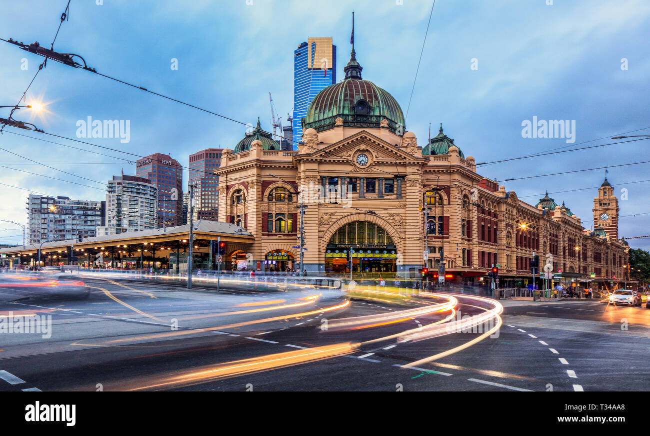 Tráfico por la noche en la Estación de Flinders Street, Melbourne, Australia. Foto de stock