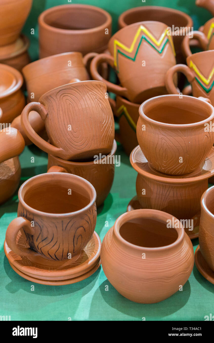Un montón de barro artesanal tradicional ucraniana. Brown de producción  cerámica. Platos y tazas de arcilla. fotografía vertical Fotografía de  stock - Alamy