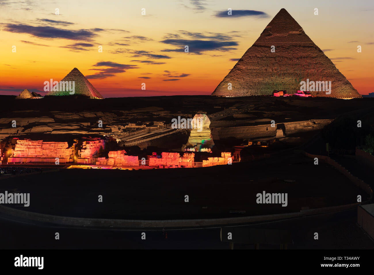 Las grandes pirámides de Giza, iluminado en la noche, Egipto. Foto de stock