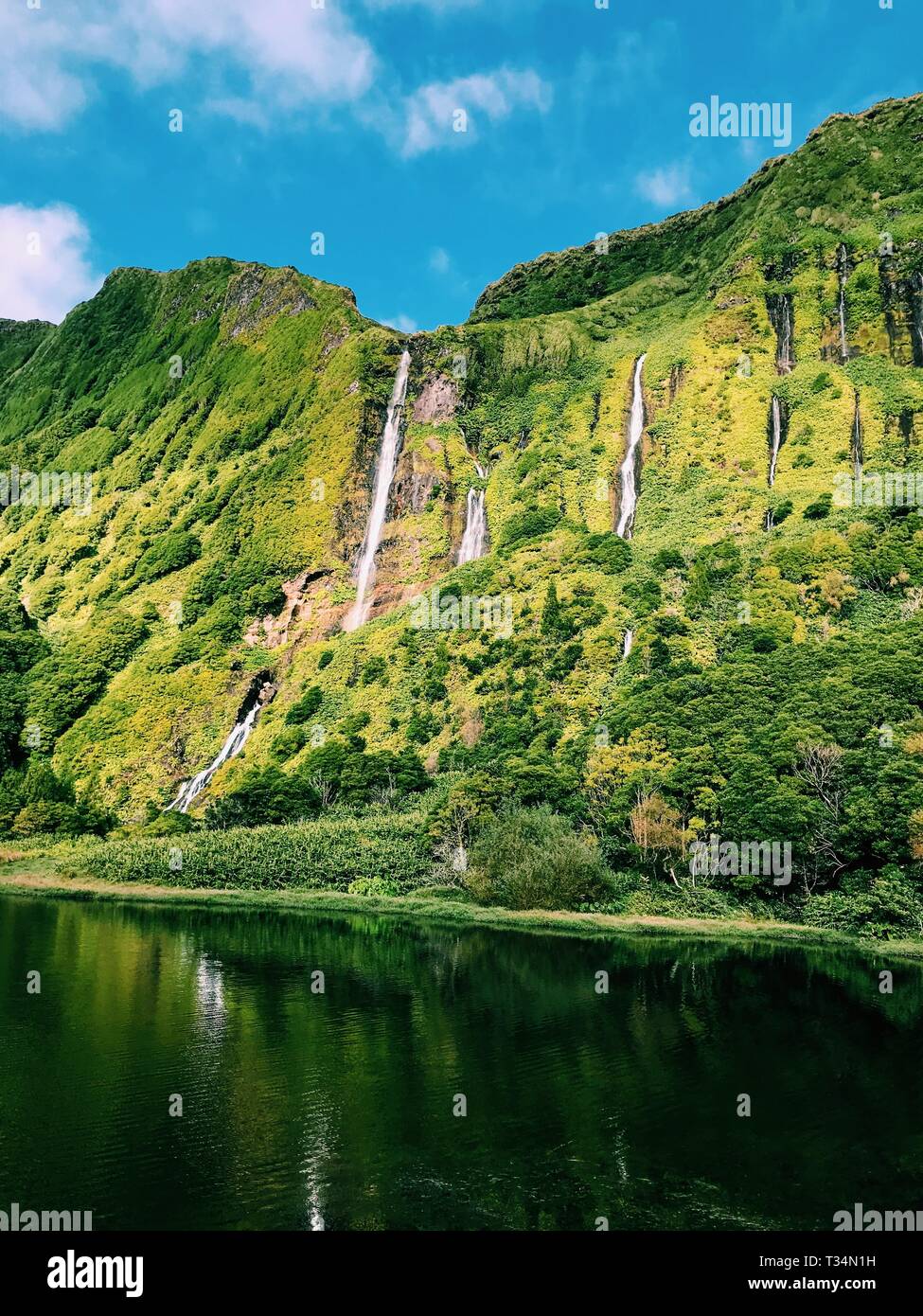 Cascadas de la Lagoa dos Patos, Isla de Flores, Azores, Portugal Fotografía  de stock - Alamy