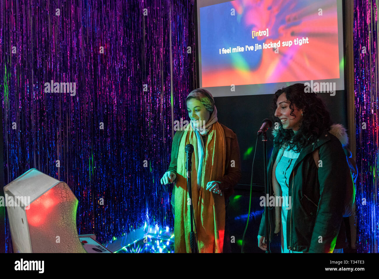 Londres, Reino Unido. El 6 de abril de 2019. Los visitantes disfrutan  Malapropic Karaoke por obras comunes, un sonido generado  aleatoriamente-alike karaoke, en 'Jugar ahora esta', un festival de diseño  de juegos