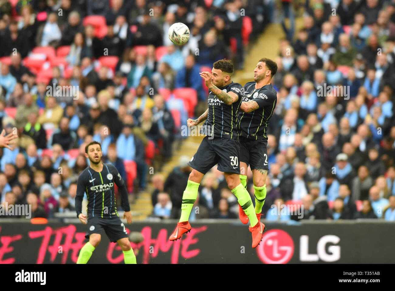 Londres, Reino Unido. 6 abr, 2019. Manchester City defensor Nicolás Otamendi y Kyle Walker Jefe la misma bola durante la semifinal de la Copa de la FA entre Brighton y Hove Albion y Manchester City en el estadio de Wembley, en Londres, el sábado 6 de abril de 2019. (Crédito: Jon Bromley | MI Noticia) sólo para uso editorial, se necesita licencia para uso comercial. No utilizar en apuestas, juegos o un solo club/Liga/player publicaciones. Fotografía sólo podrán ser utilizados para el periódico y/o revista propósitos editoriales. Crédito: MI News & Sport /Alamy Live News Foto de stock