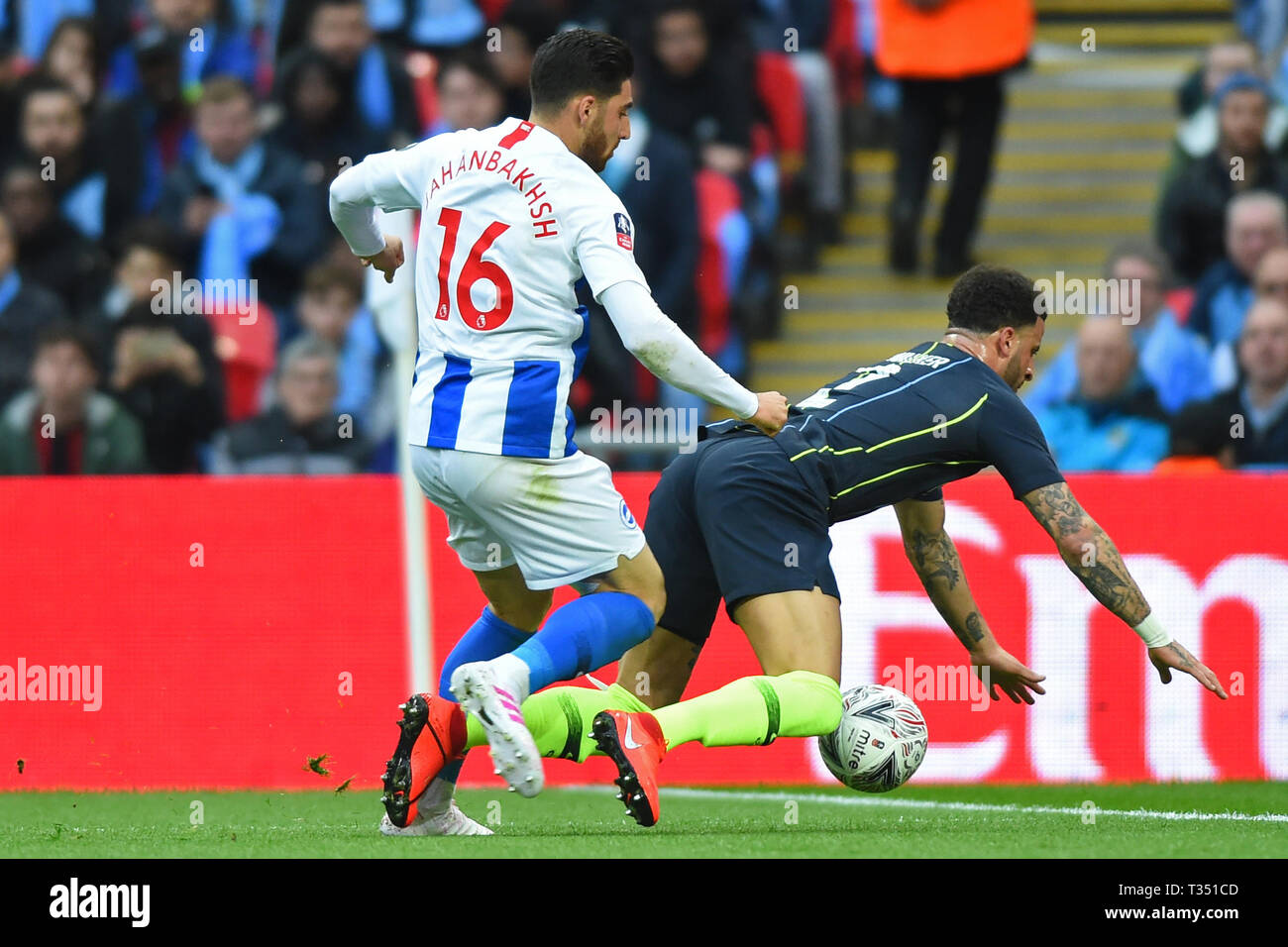 Londres, Reino Unido. 6 abr, 2019. El empuje por Brighton adelante Alireza Jahanbakhsh que conduce a dos tarjetas amarillas durante la semifinal de la Copa de la FA entre Brighton y Hove Albion y Manchester City en el estadio de Wembley, en Londres, el sábado 6 de abril de 2019. (Crédito: Jon Bromley | MI Noticia) sólo para uso editorial, se necesita licencia para uso comercial. No utilizar en apuestas, juegos o un solo club/Liga/player publicaciones. Fotografía sólo podrán ser utilizados para el periódico y/o revista propósitos editoriales. Crédito: MI News & Sport /Alamy Live News Foto de stock