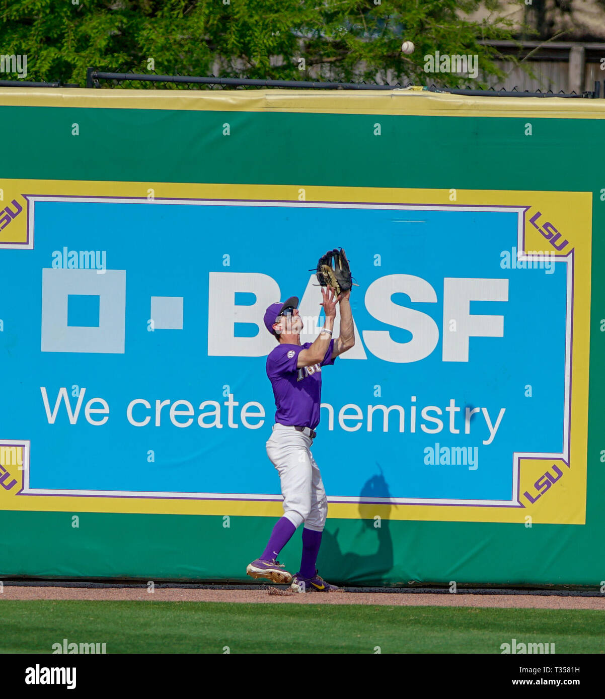 Luisiana, Estados Unidos. 06 abr, 2019. LSU ZACH WATSON (9) hace un juego en centerfield para finalizar la entrada en contra de Texas A&M en Alex Box Stadium. Crédito: Jerome Hicks/Zuma alambre/Alamy Live News Crédito: Zuma Press, Inc./Alamy Live News Foto de stock