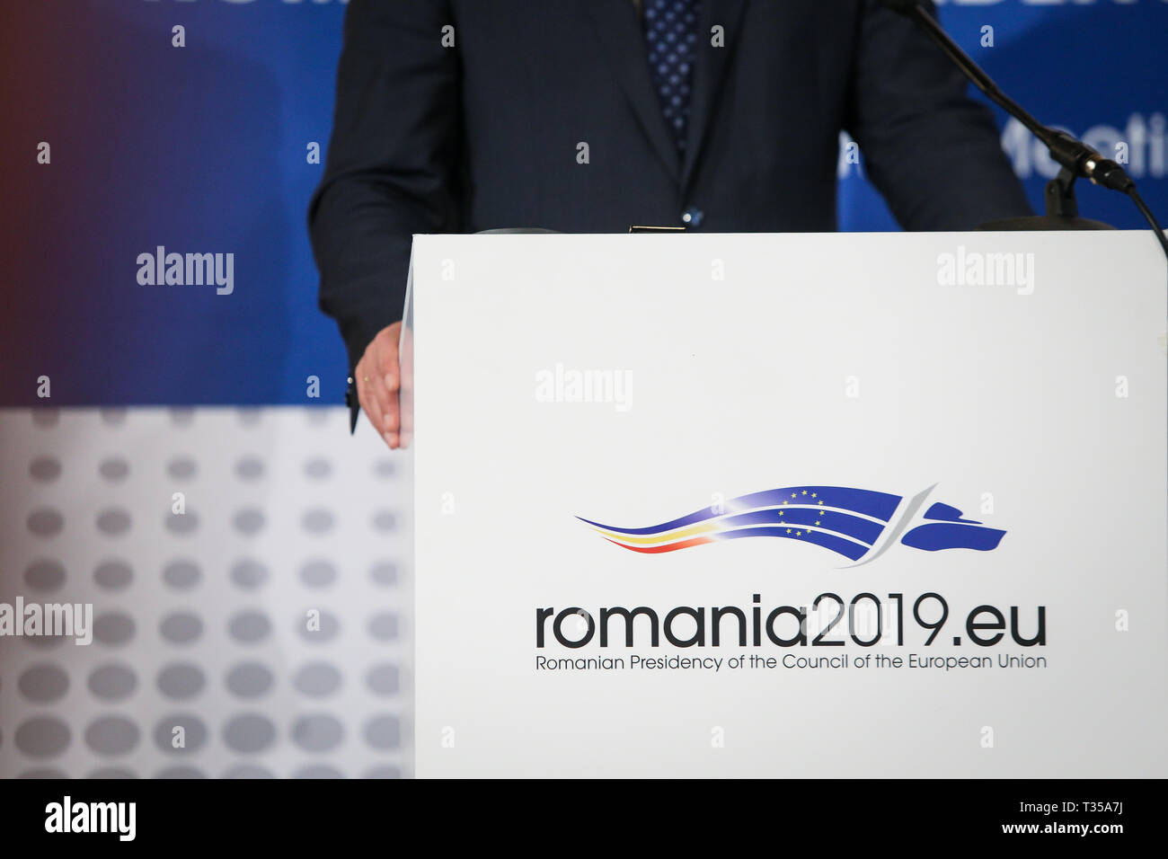 Bucarest, Rumania - Abril 6, 2019: el logotipo de la Presidencia rumana del Consejo de la Unión Europea durante una conferencia de prensa Foto de stock