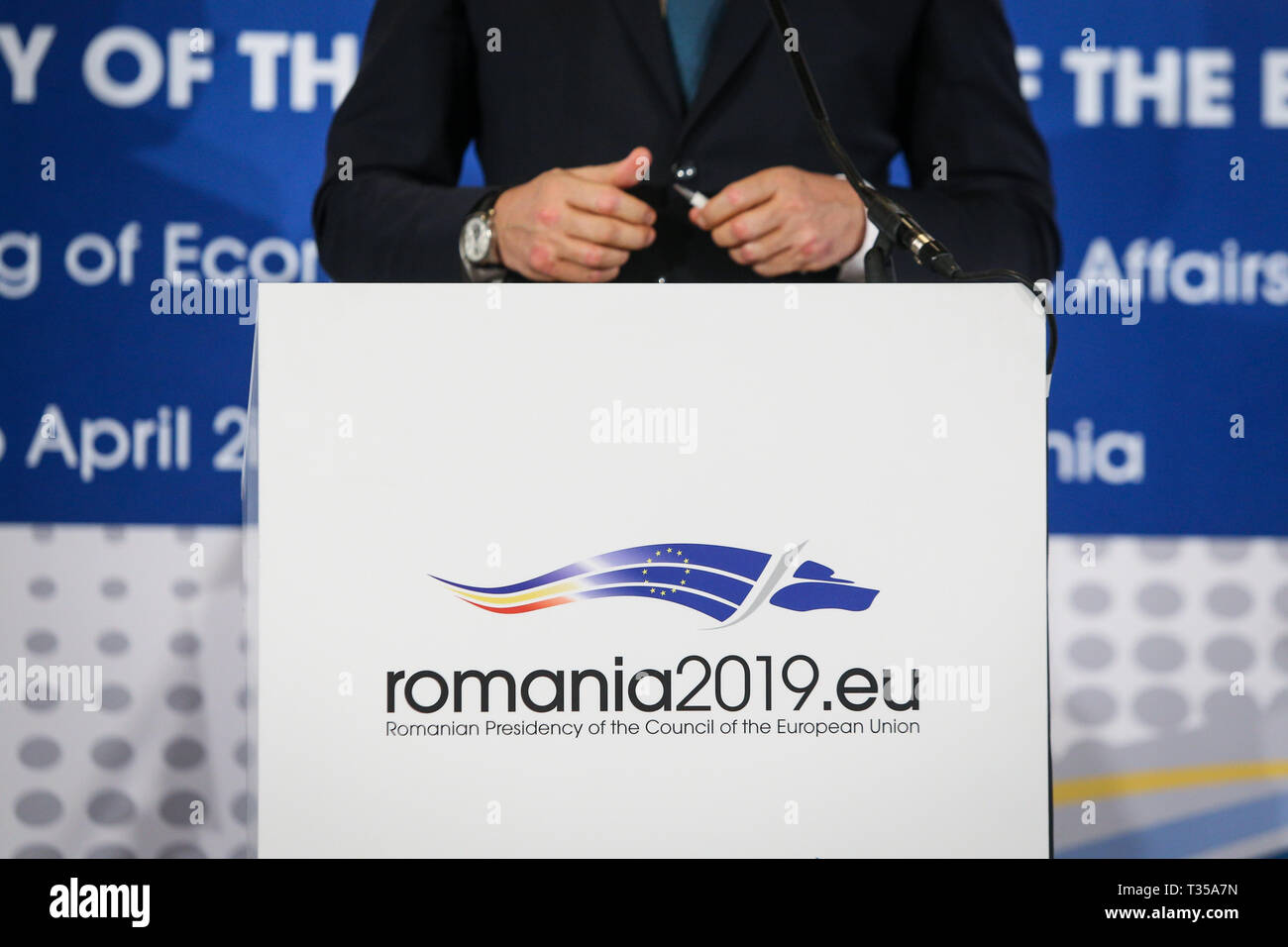 Bucarest, Rumania - Abril 6, 2019: el logotipo de la Presidencia rumana del Consejo de la Unión Europea durante una conferencia de prensa Foto de stock