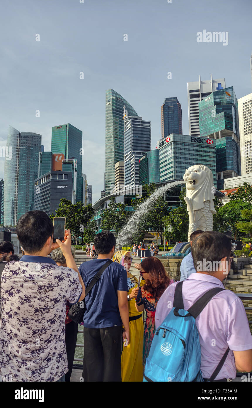 Singapur, Asia - Diciembre 16, 2018: Los turistas y visitantes en el Parque Merlion. Se trata de un famoso hito de Singapur y las principales atracciones turísticas. Foto de stock