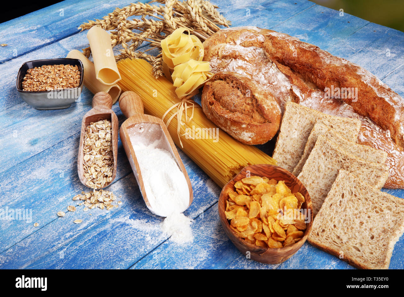 Los productos de granos enteros con carbohidratos complejos en tabla rústica Foto de stock