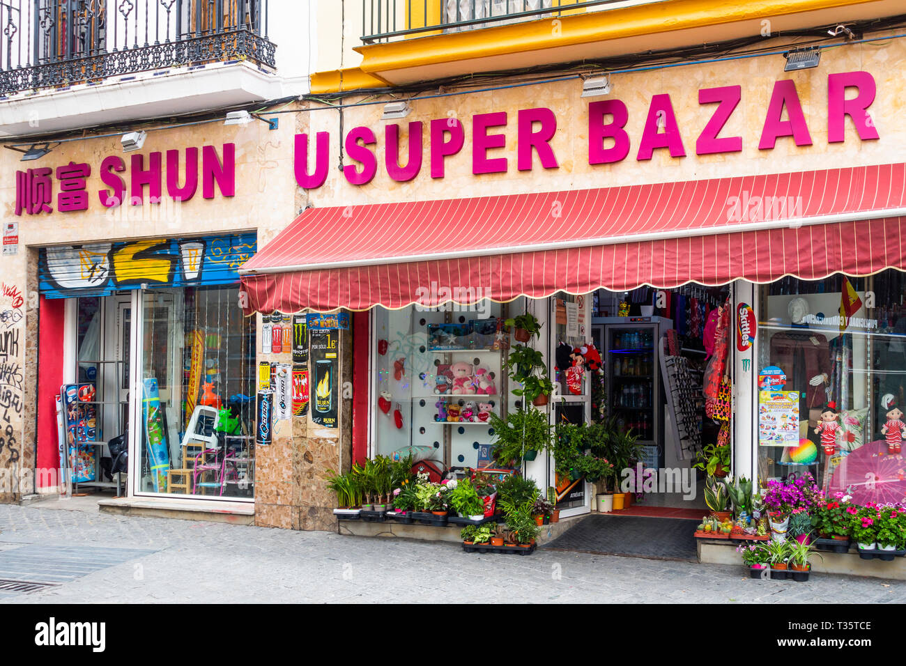 Shun U Super Bazar, una tienda china en la Calle Feria de Sevilla  Fotografía de stock - Alamy