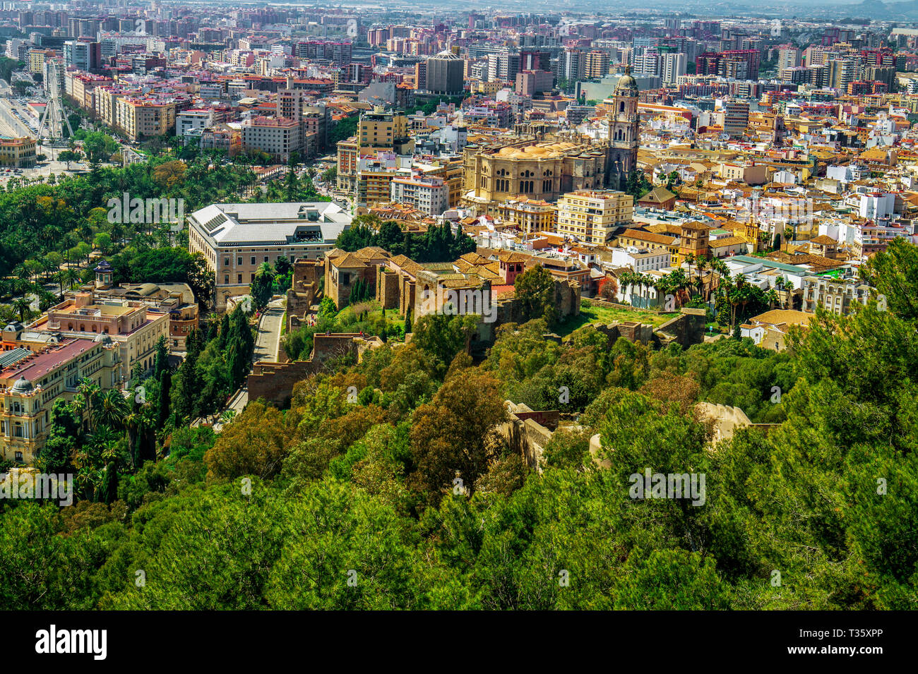 Panorama vista aérea de la ciudad de Málaga, España. Santa Iglesia Catedral Basílica de la Virgen de la Encarnación y de la Alcazaba desde el castillo de Gibralfaro Foto de stock