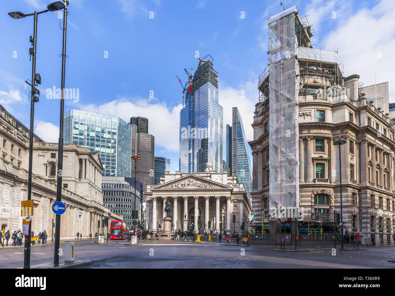 Núcleo de parcialmente acristalada Bishopsgate 22 en construcción en el distrito financiero de la ciudad de Londres por 42, La Torre Cheesegrater y Royal Exchange Foto de stock