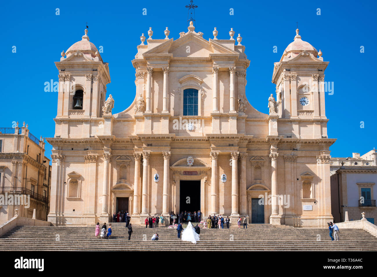 Novia llegando para bodas de estilo barroco, la Catedral de San Nicolás en la ciudad de Noto, Sudeste de Sicilia, Italia Foto de stock