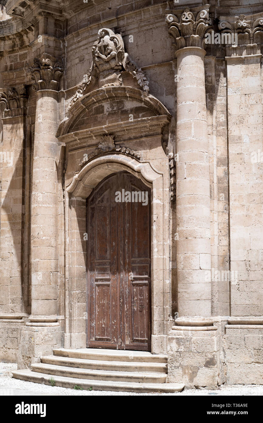Elevación frontal y los pasos de la Immacolata Iglesia en via della Maestranza en Ortigia, Sicilia, Italia Foto de stock