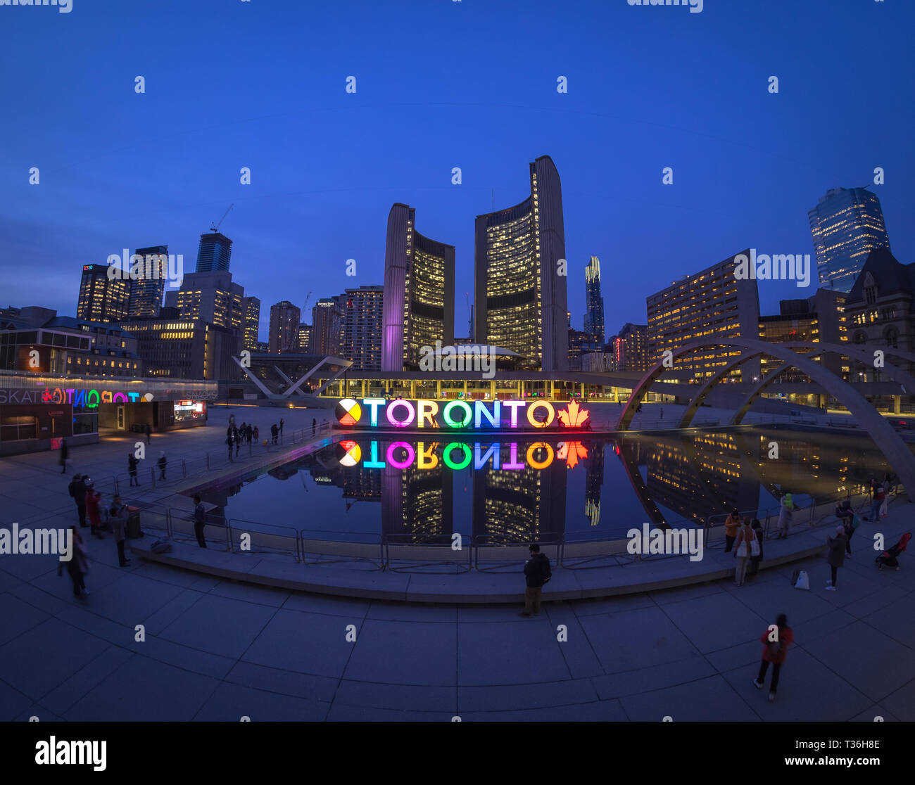Una vista de noche del 3D, signo de TORONTO Toronto City Hall (Nuevo Ayuntamiento), y Nathan Phillips Square, en el centro de Toronto, Ontario, Canadá. Foto de stock
