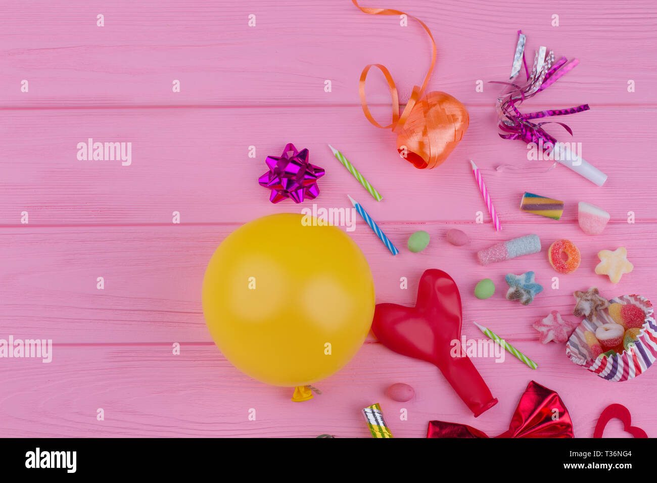 Carnaval o fiesta de cumpleaños artículos con espacio de copia. Colorida  fiesta de cumpleaños con globos de fondo, sopladores, velas, caramelos y  otros accesorios Fotografía de stock - Alamy