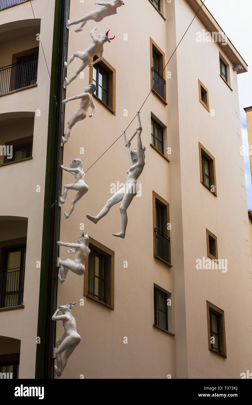 Esculturas colgantes fotografías e imágenes de alta resolución - Alamy