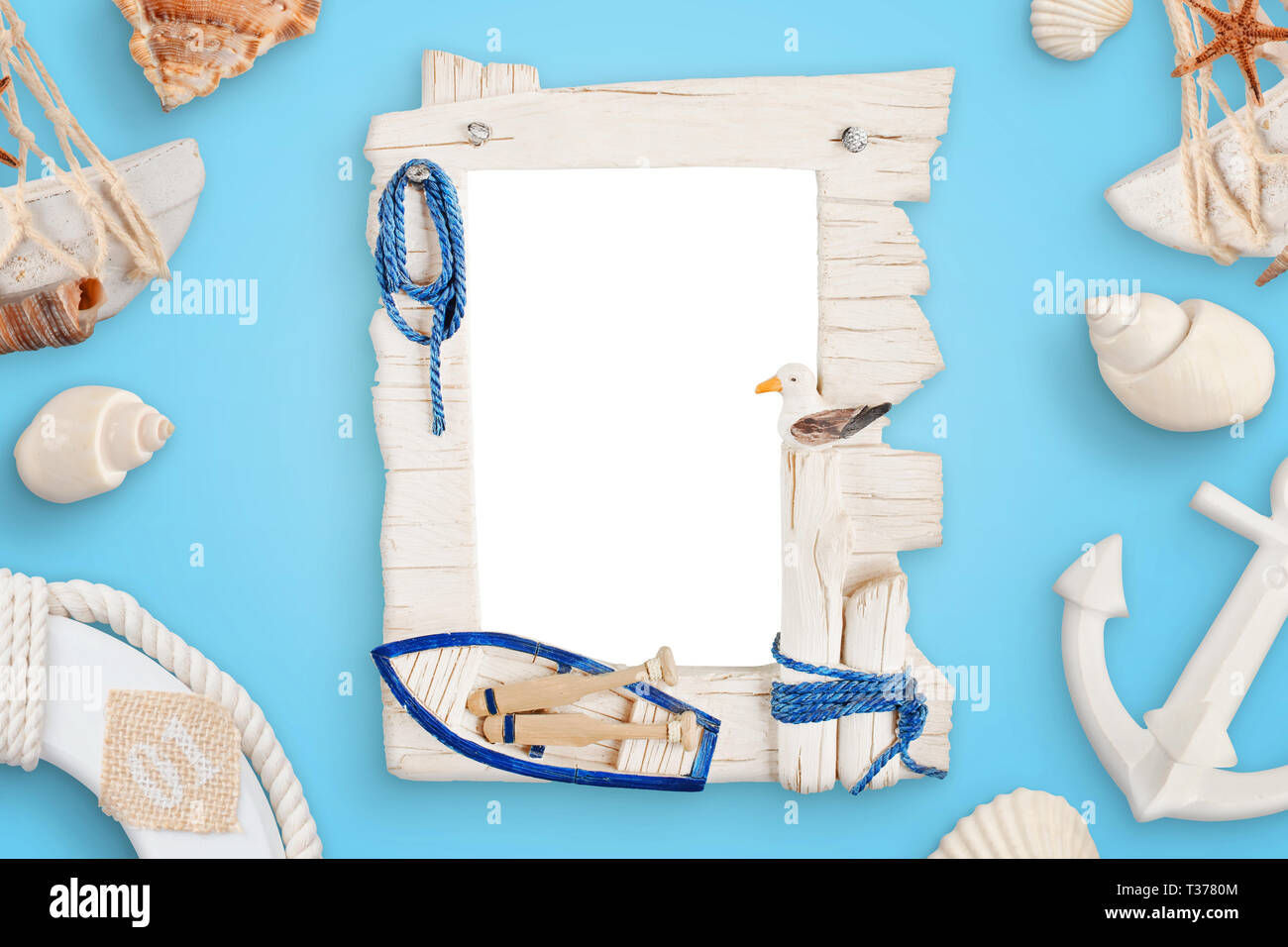Verano Mar travel photo frame en escritorio azul rodeada con conchas, ancla de barco, lifebelt. Foto de stock
