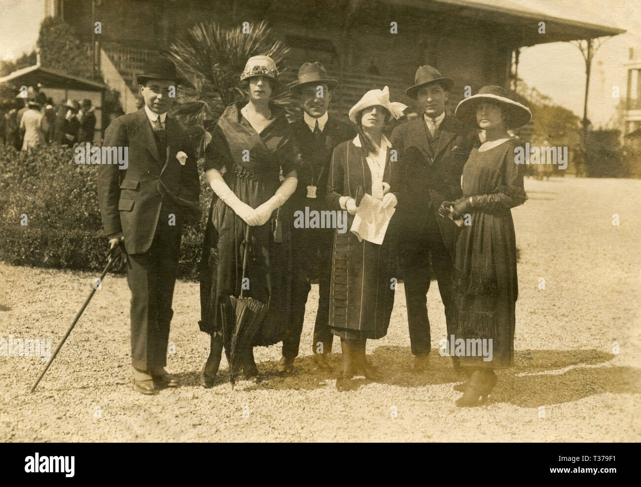Grupo de amigos en el Parage dei Parioli, carreras de caballos, Roma, Italia 1919 Foto de stock