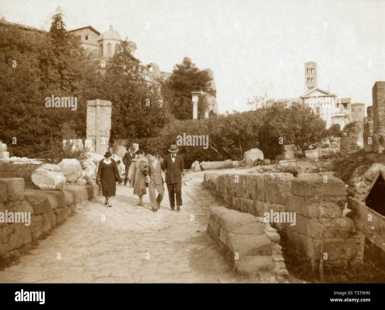 Los turistas dentro del Foro Romano, Roma, Italia 1920 Foto de stock