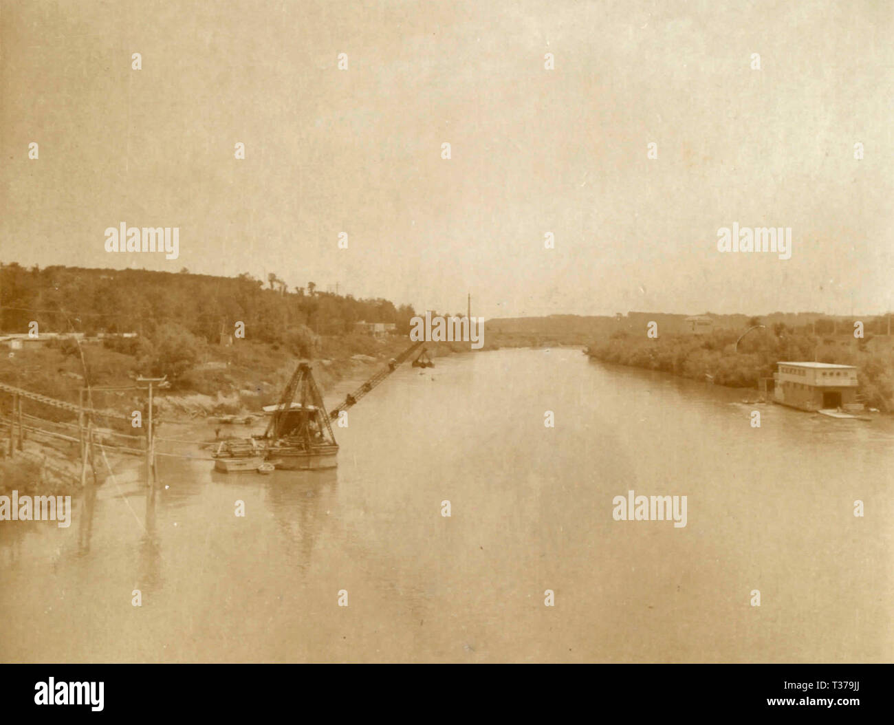 A lo largo del río Tíber, Roma, Italia 1920 Foto de stock