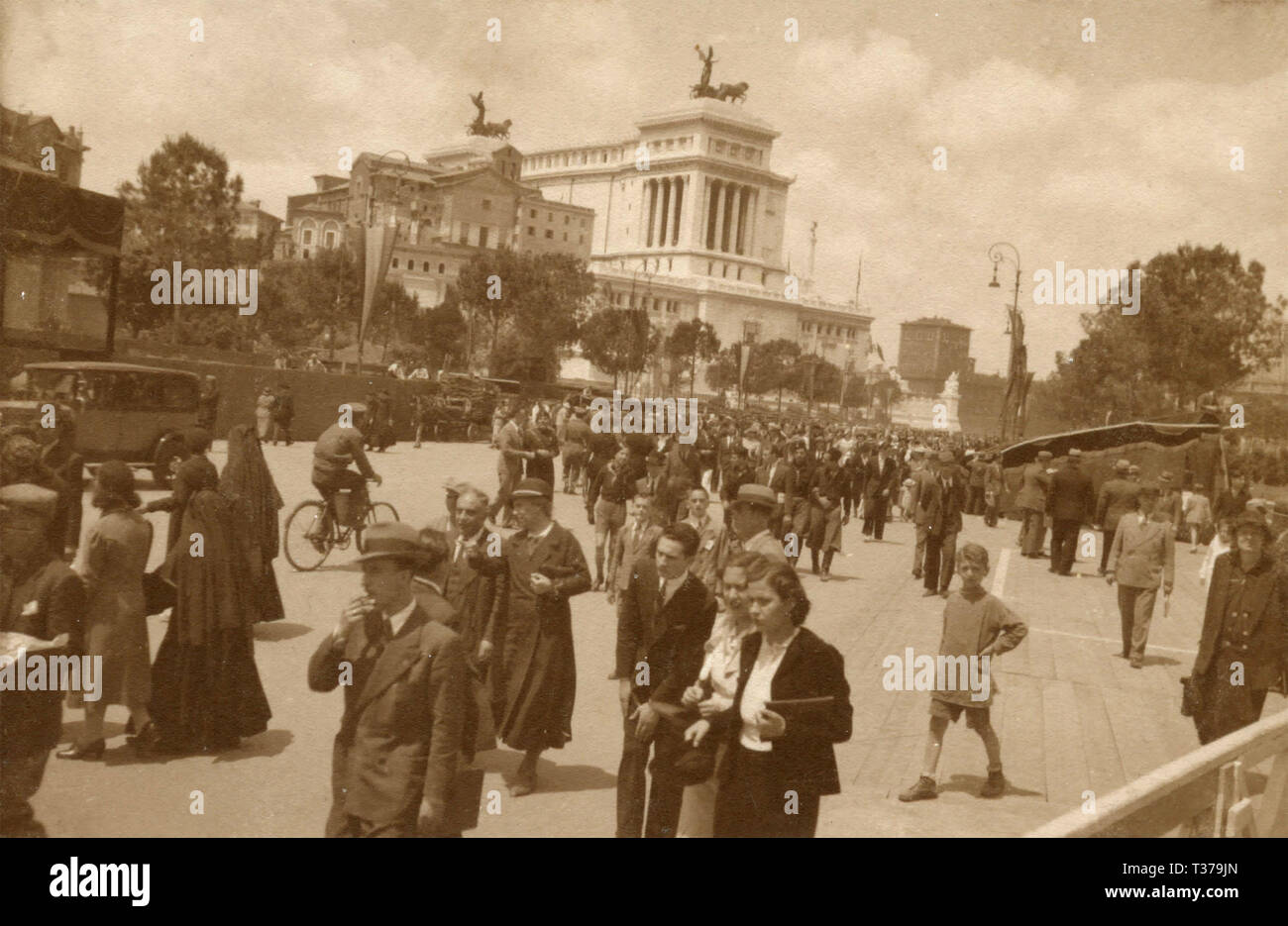 La gente en la Via dei Fori Imperiali para el día nacional, Roma, Italia 1920 Foto de stock