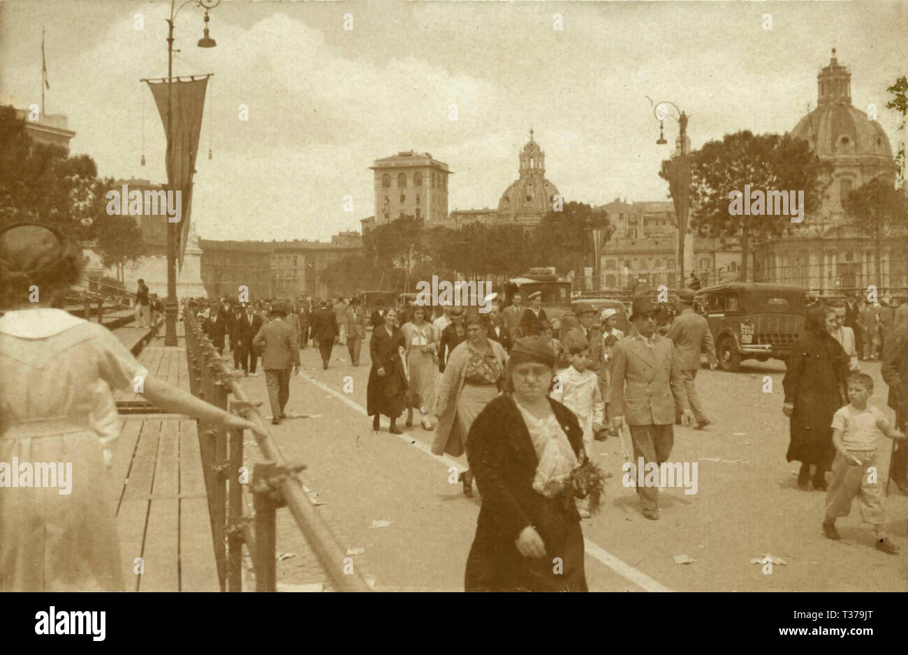 La gente en la Via dei Fori Imperiali para el día nacional, Roma, Italia 1920 Foto de stock