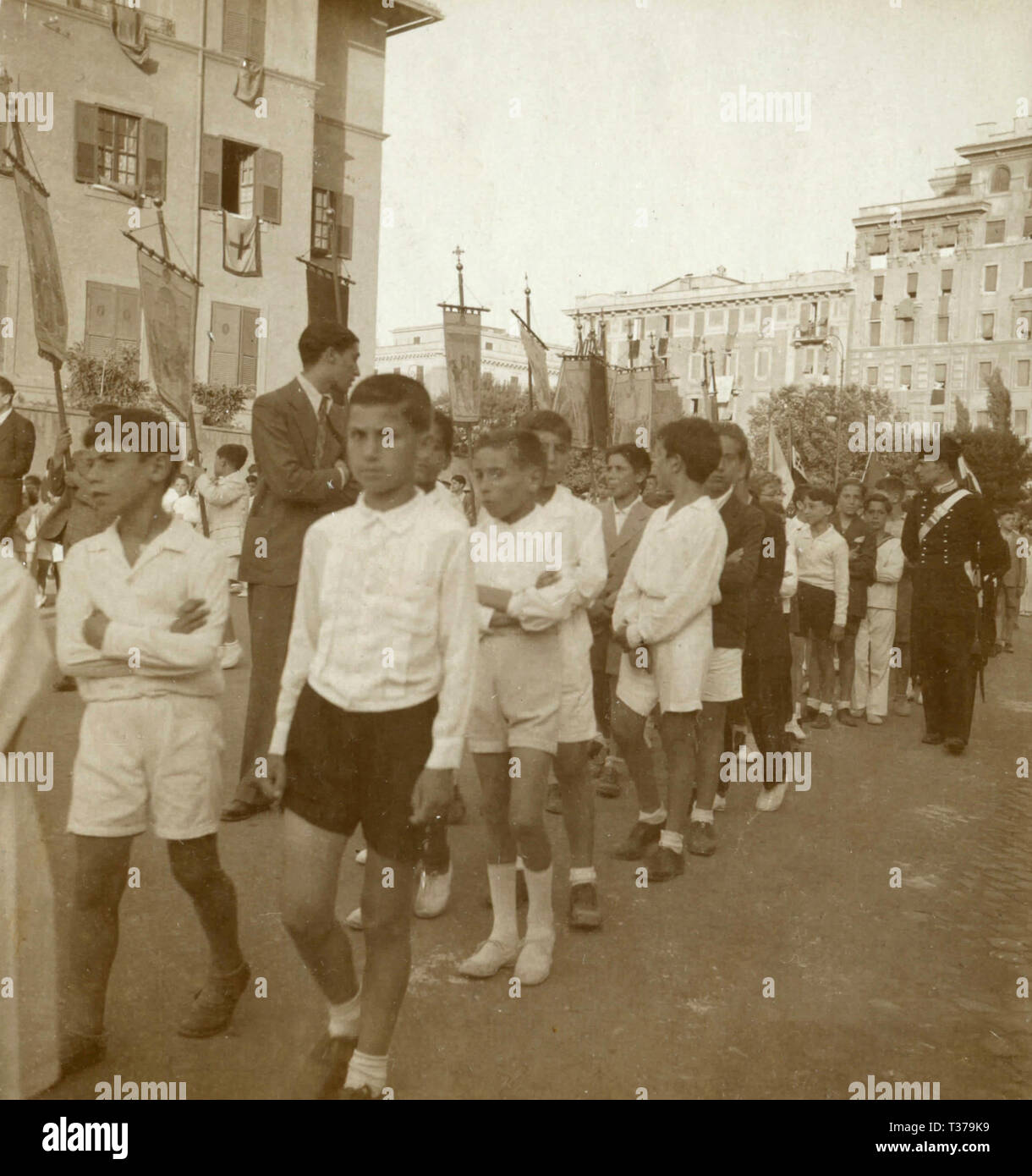Los niños en la procesión de Corpus Christi, Roma, Italia 1920 Foto de stock