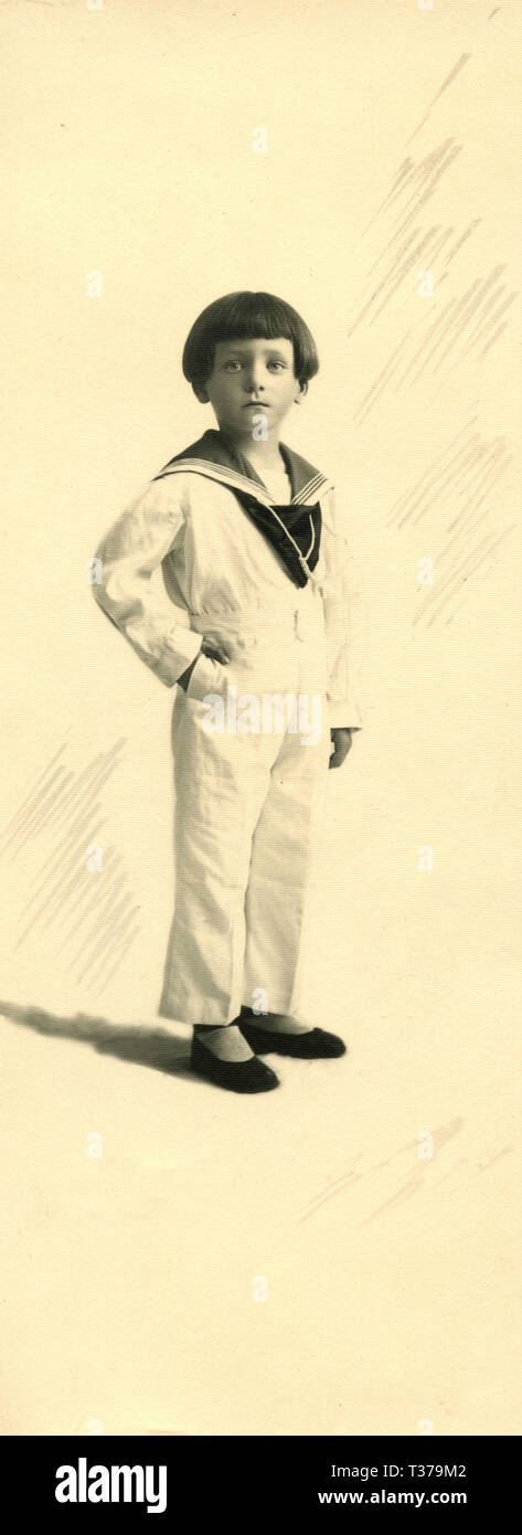 Retrato de un niño vestido de estilo marino, Italia 1920 Foto de stock
