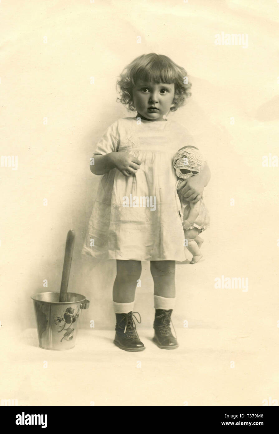 Retrato de niño niña con juguetes, Italia 1927 Foto de stock