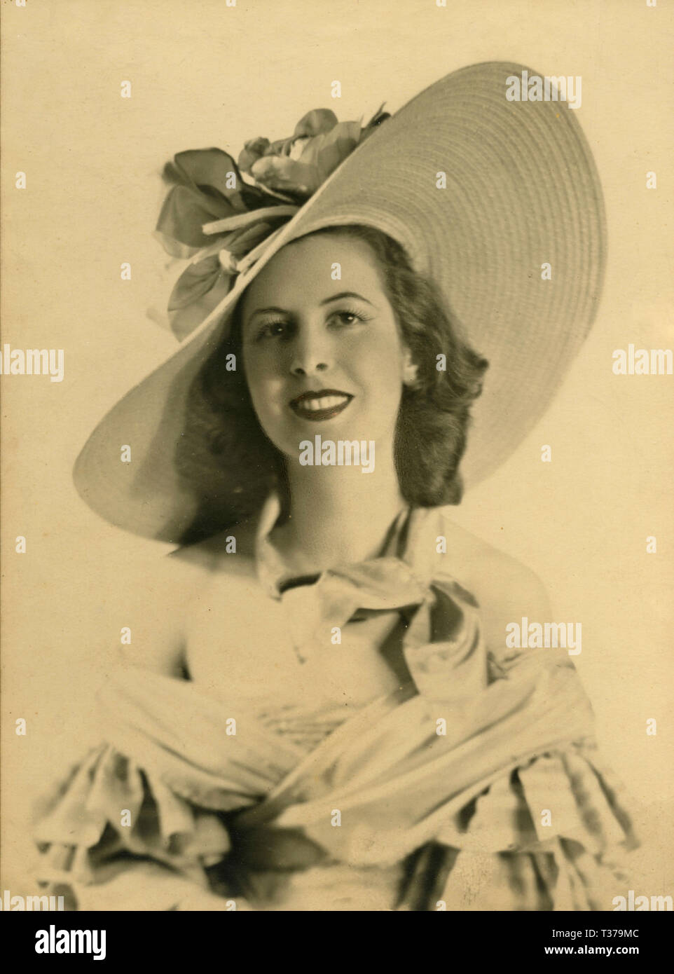 Retrato de la actriz Ruby Dalma con gran sombrero, Italia 1940 Foto de stock