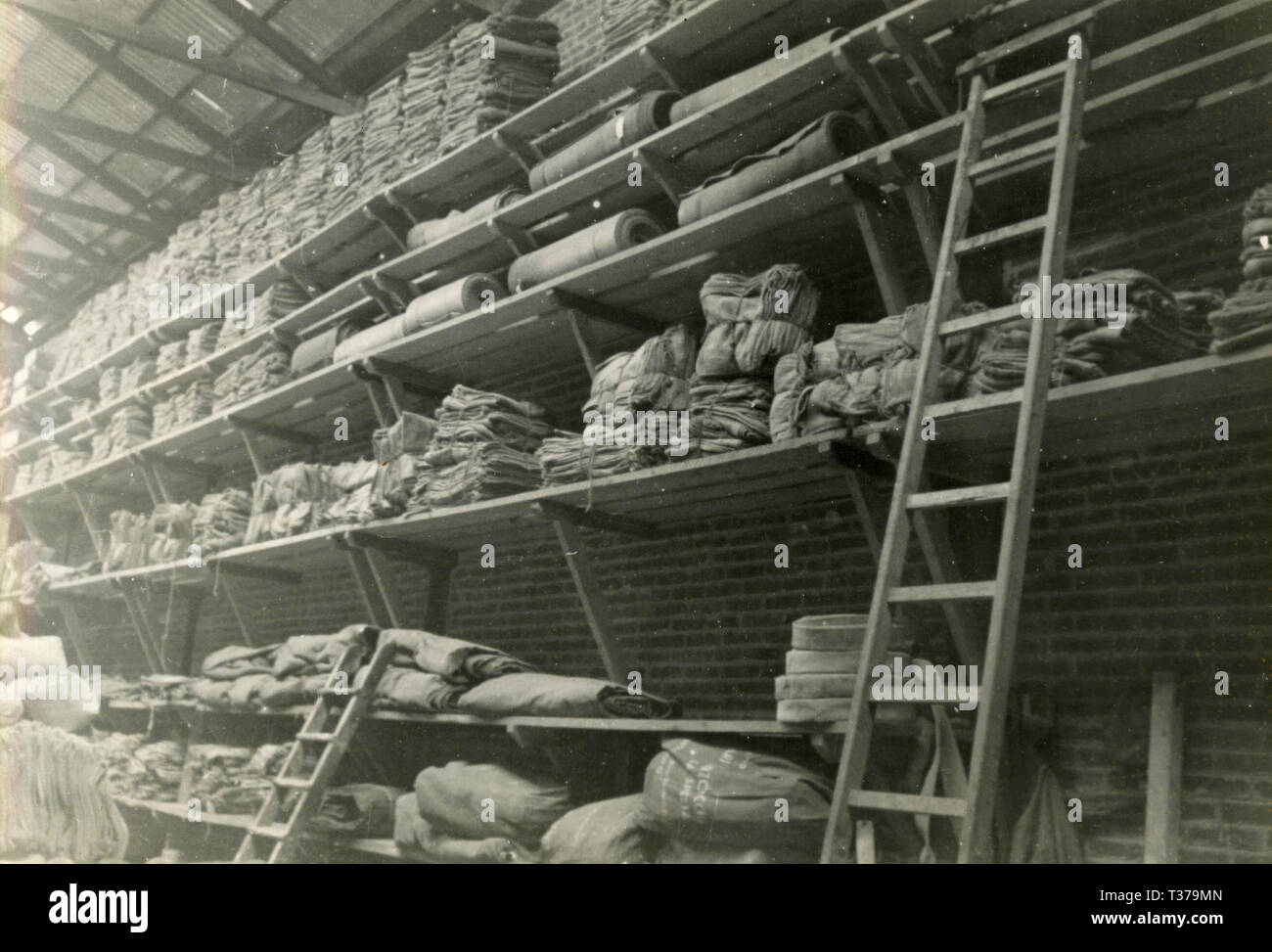 Depósito de fábrica en horno Filippi, Castelnuovo di Magra, Italia 1950 Foto de stock